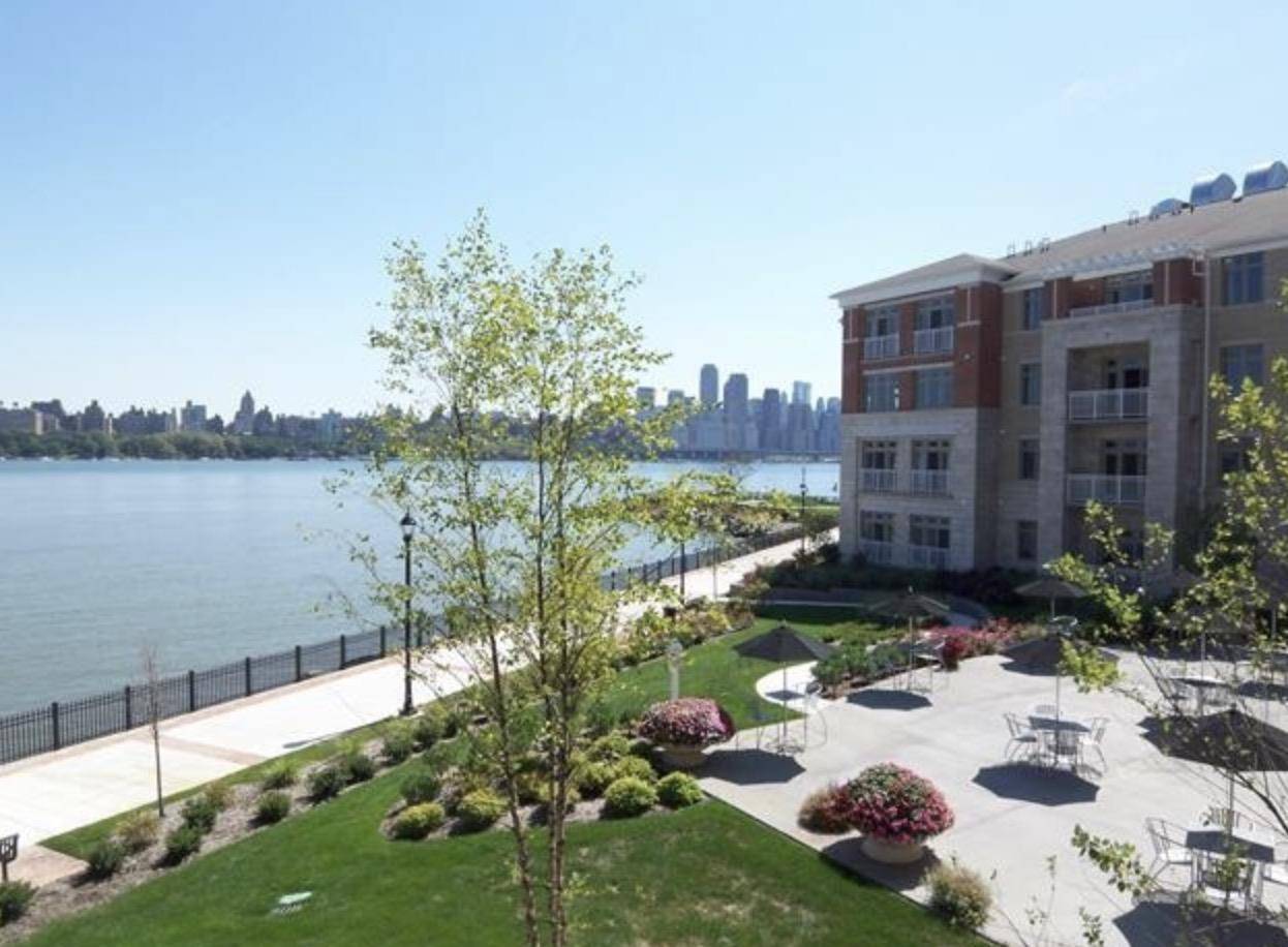 Beautiful 2 bedroom/2 bath condo at The Views of Hudson Point