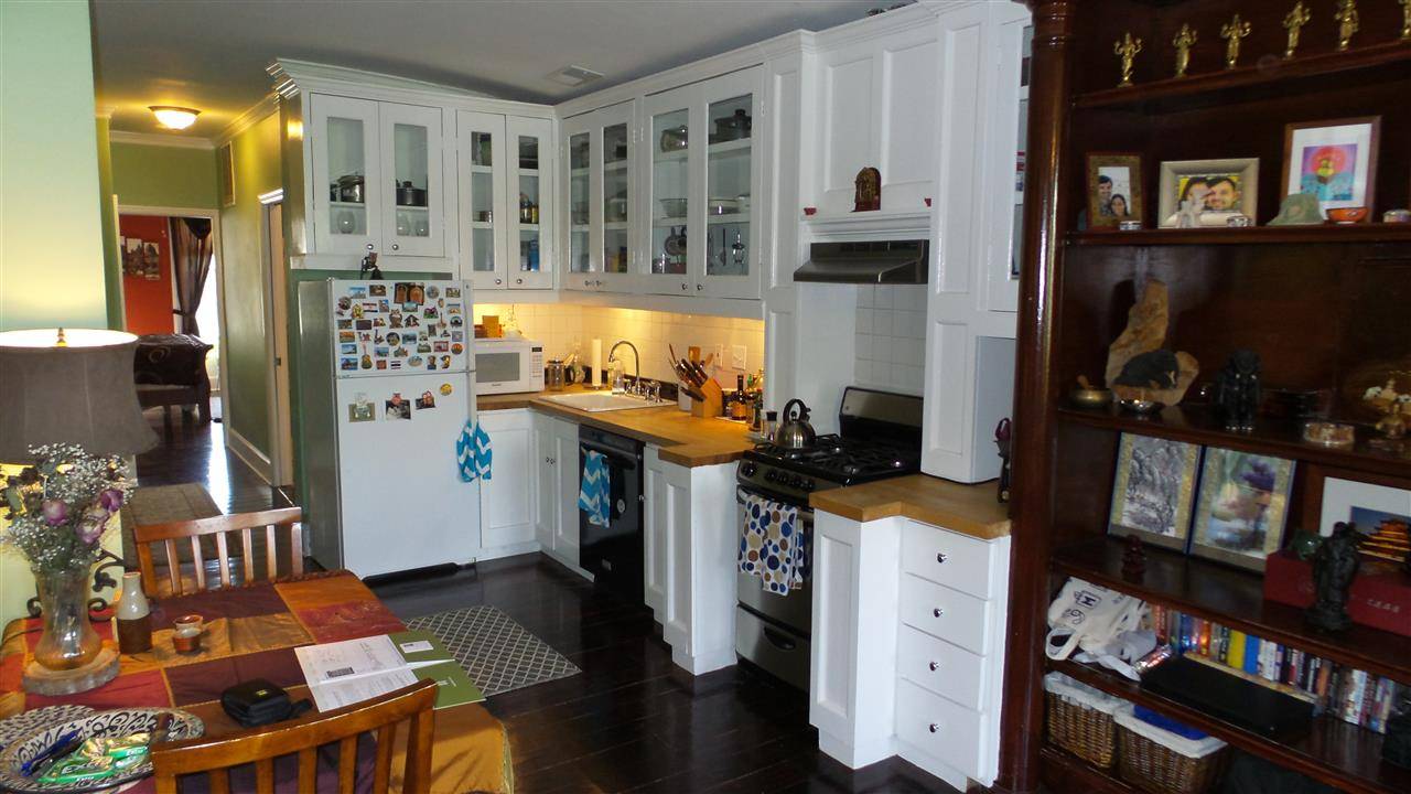 Spacious and Bright 1Bed/1Bath located in a charming brick building on Park Avenue