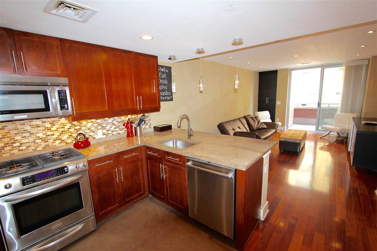 Enjoy perfect indoor/outdoor living in this luxury condo rental with open kitchen
