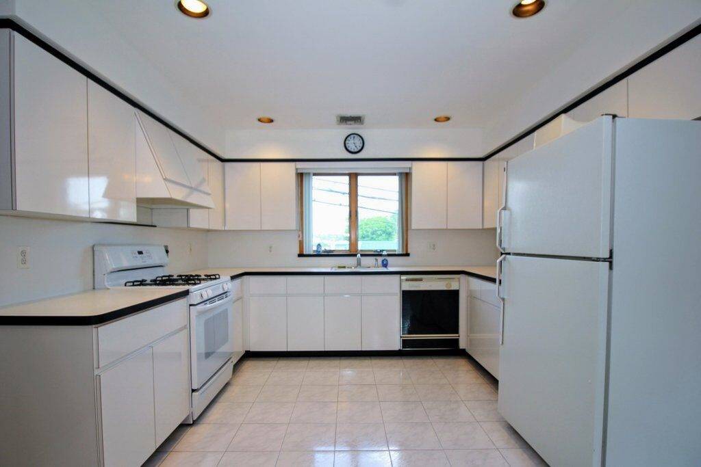 Immaculate and spacious 3 bed 1 - 3 BR New Jersey