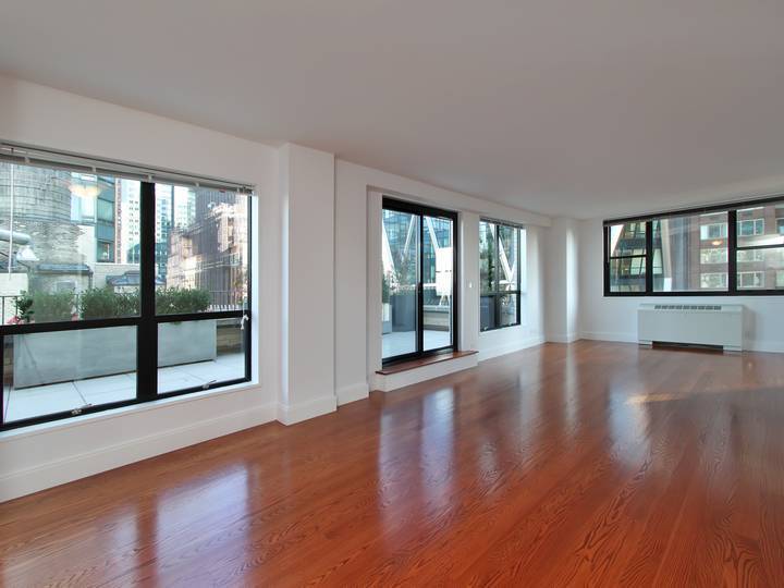 MIDTOWN WEST APARTMENT FOR RENT: CLOSE TO CENTRAL PARK - MODERN 1550 SQ FT 3 BED / 3 BATH PENTHOUSE