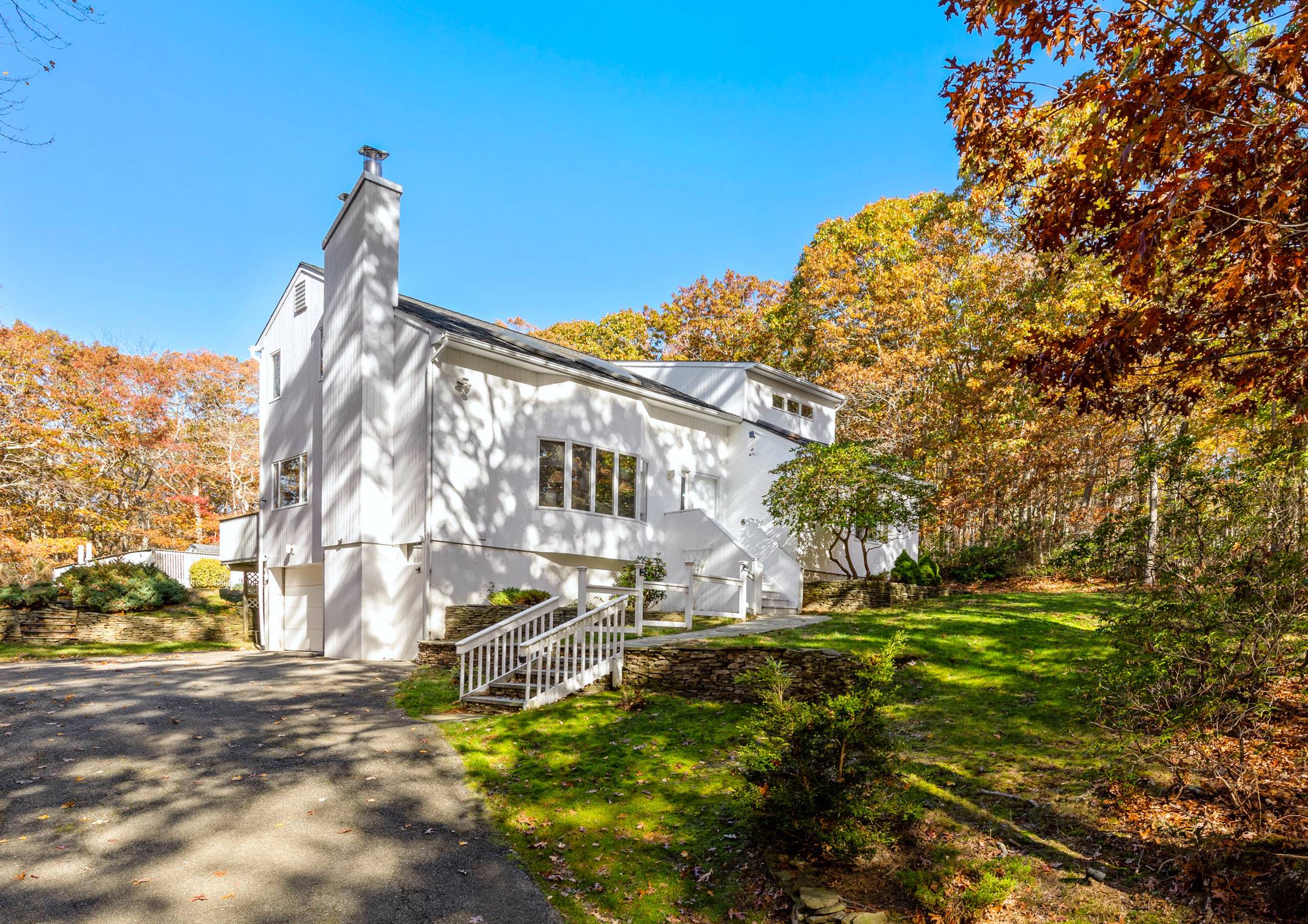 $1,725,000! SOUTHAMPTON 5BR 4 BATH NATURE LOVERS PRIVATE OASIS