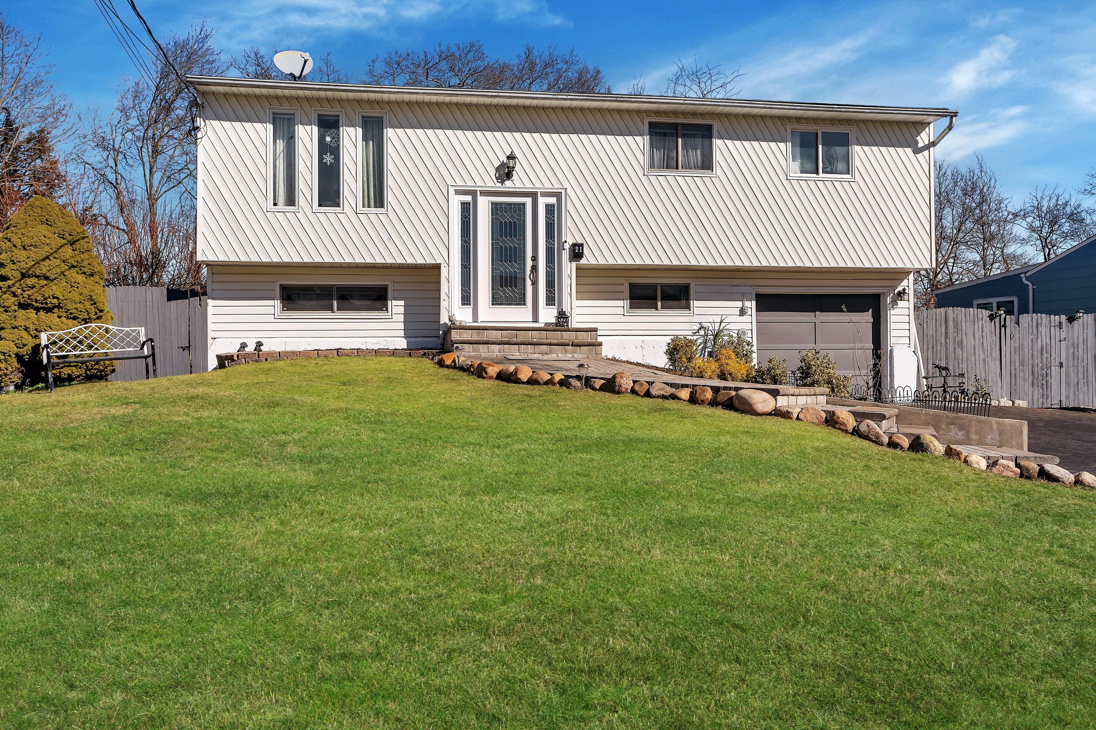 The perfect blend of comfort and style - 21 Deville Drive, Selden