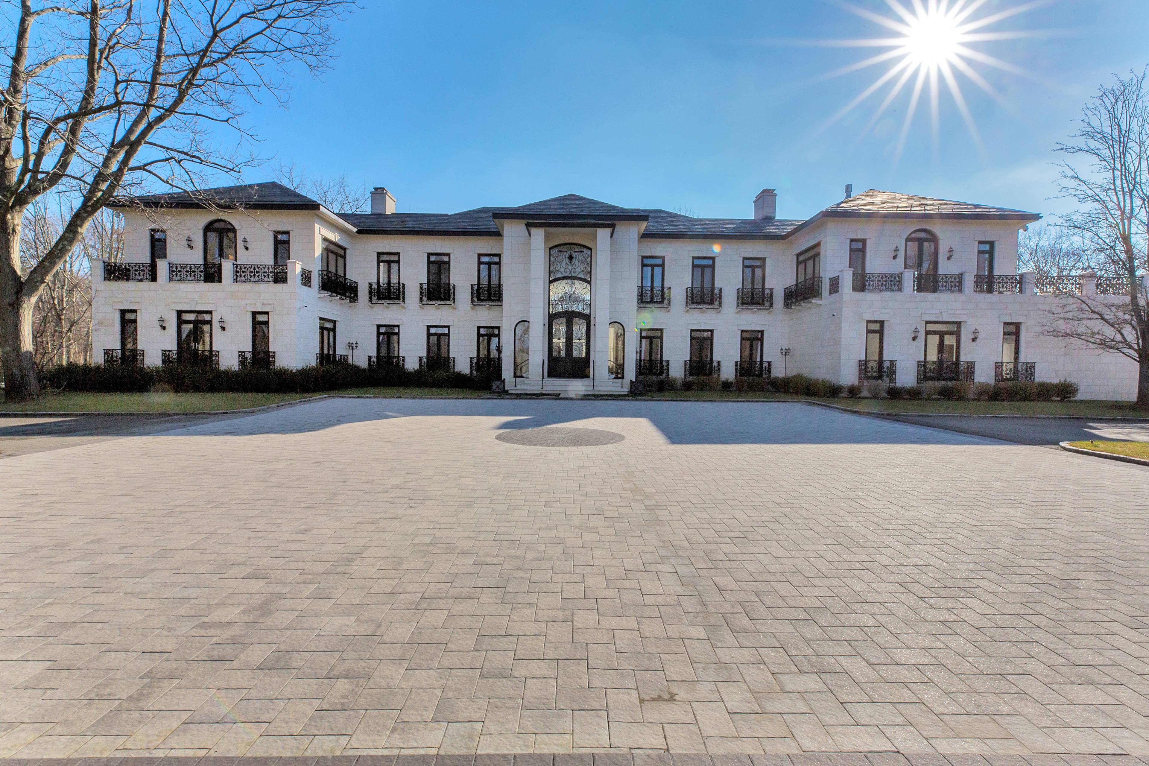 11,000 Sq. Ft. Modern Masterpiece in Matinecock