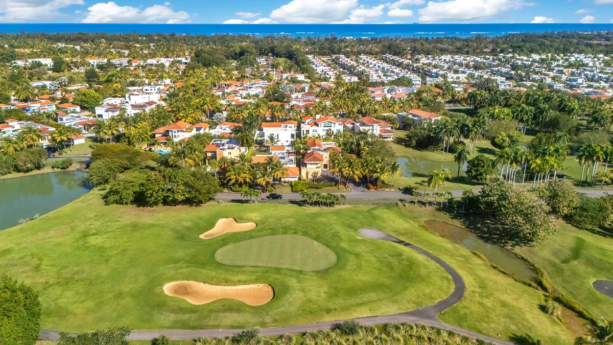 Positioned between golf, water, and privacy.
