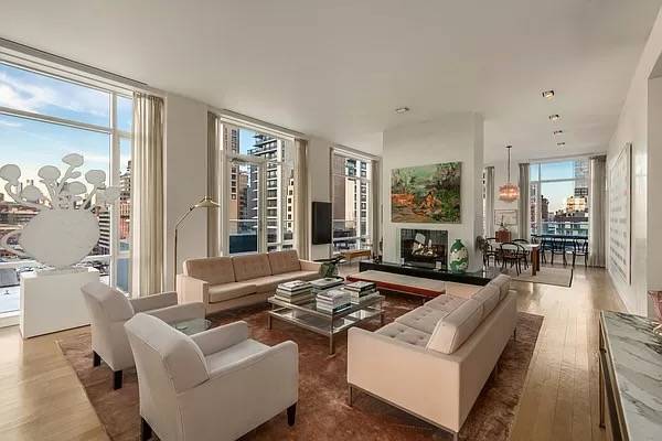 This top-floor 4BR/4.5BA residence offers 360-degree views of downtown manhattan and a living experience unmatched.