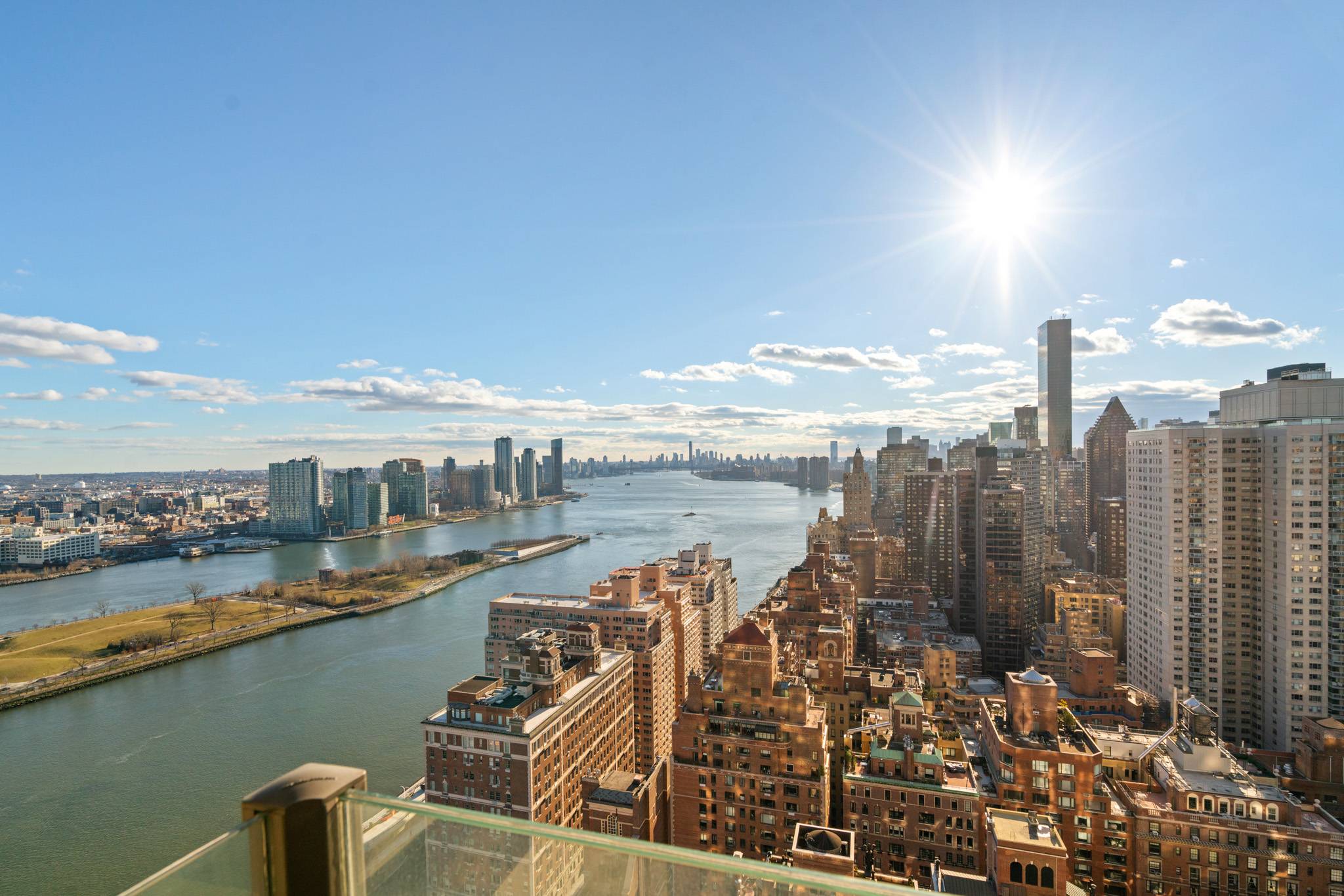 Sutton Place 36th Floor - 2900sf 4Bed / 4.5 Bath @ The Sovereign