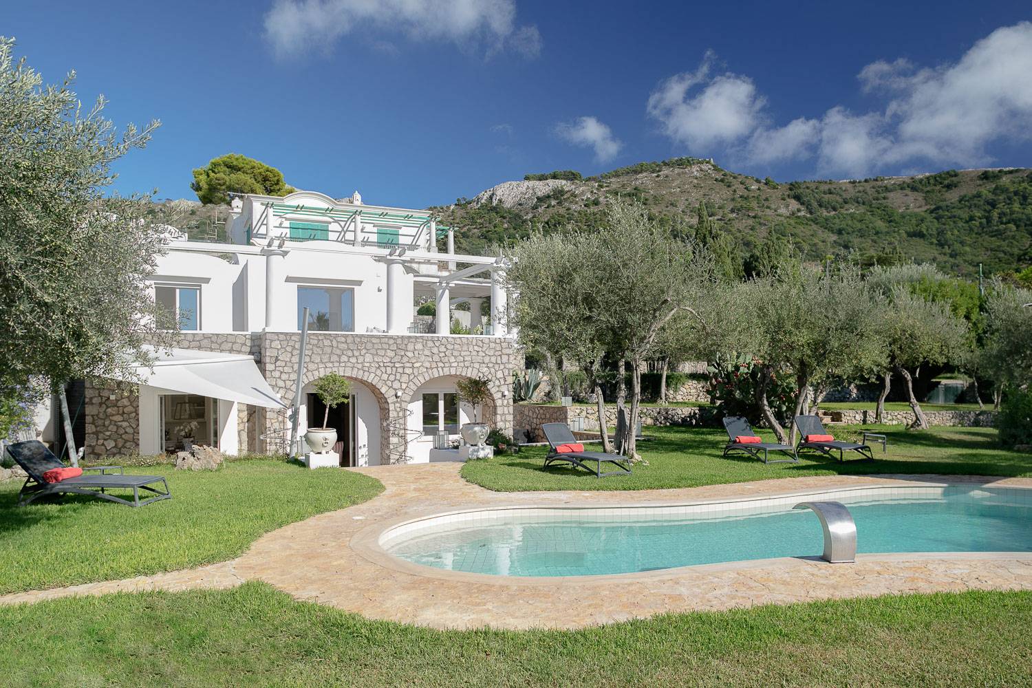 Villa in Capri, heated pool, wonderful garden, parking.
