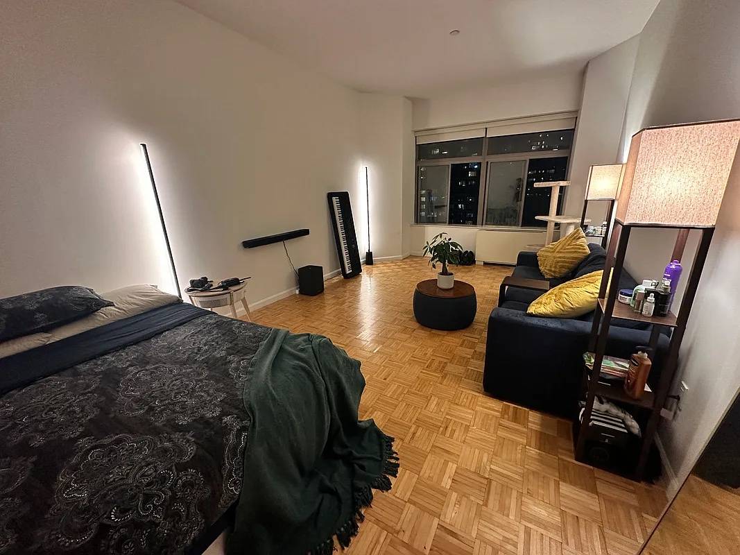 No Fee, Loft Studio Apartment in Luxury Financial District Building, Hudson River View
