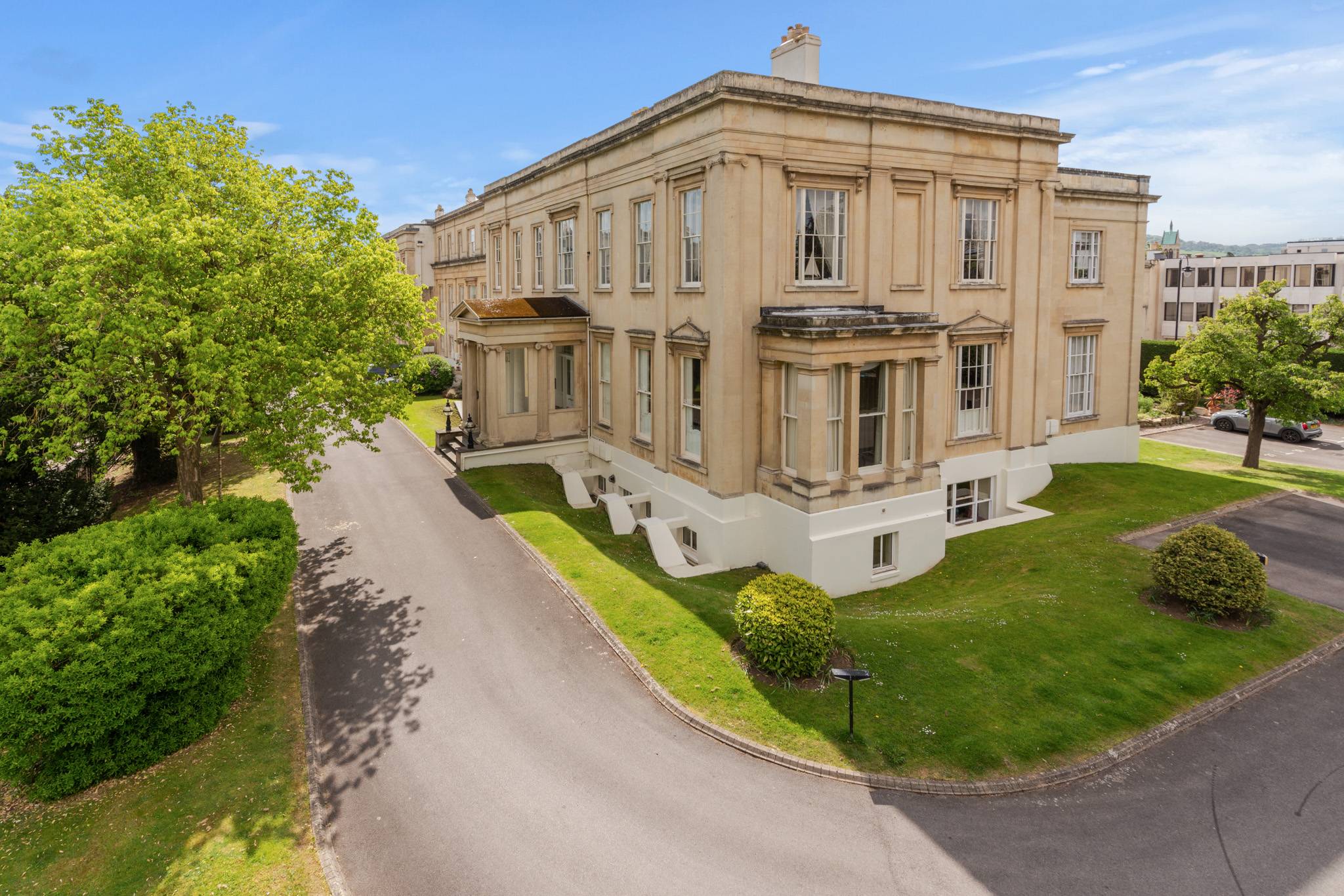A delightful two bedroom apartment which forms part of this impressive Grade ll listed detached mansion house situated on Suffolk Square.