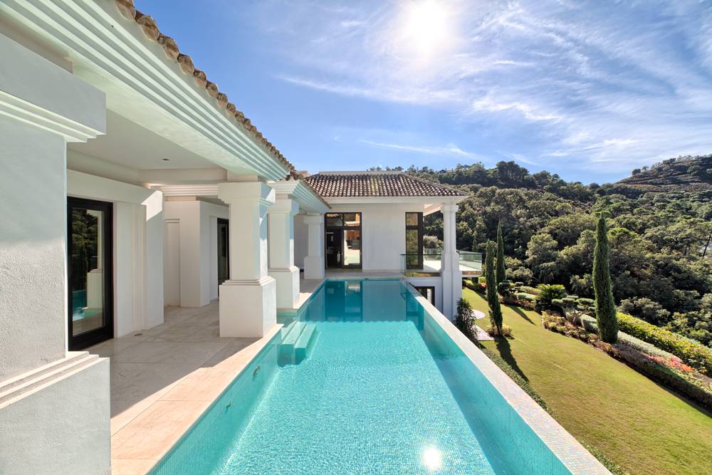In this paridise, privileged residents can enjoy 24h security, two private golf courses, tennis courts, pistol range, helipad and an equestrian centre.