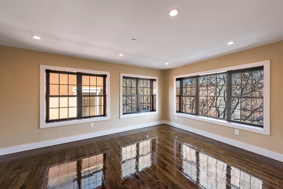 BED STUY 3 BED DUPLEX WITH PRIVATE ROOF !