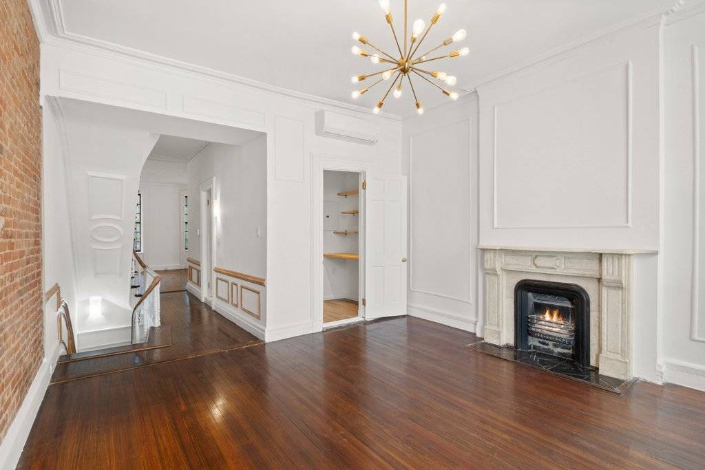 Lenox Hill ***EXQUISITE PARISIAN TOWNHOUSE off Park Ave. with Rooftop !!