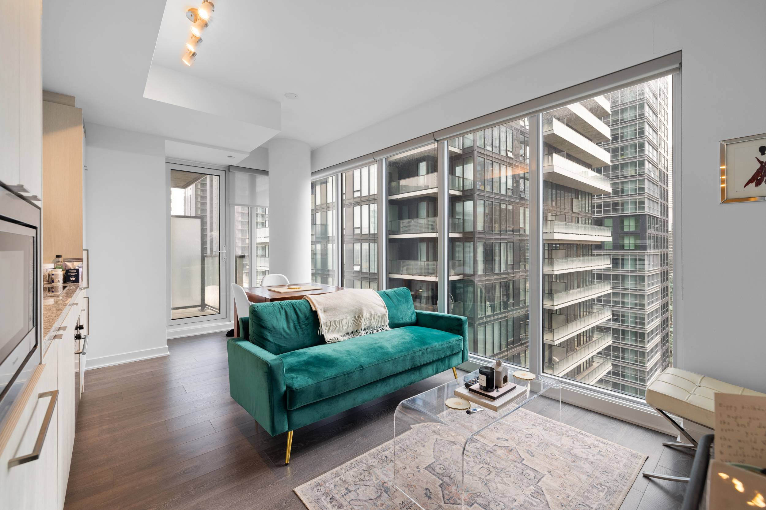 LUXURY CONDO FOR RENT IN CENTRAL KING WEST