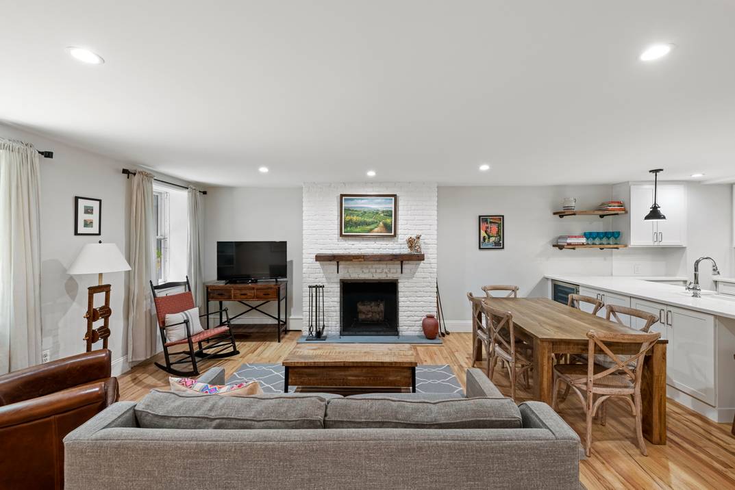 Charming Cobble Hill 2 Bed with Outdoor Space