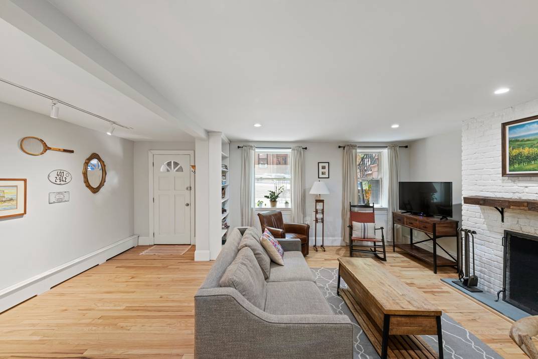 2 Bed Prime Cobble Hill with Private Outdoor Space