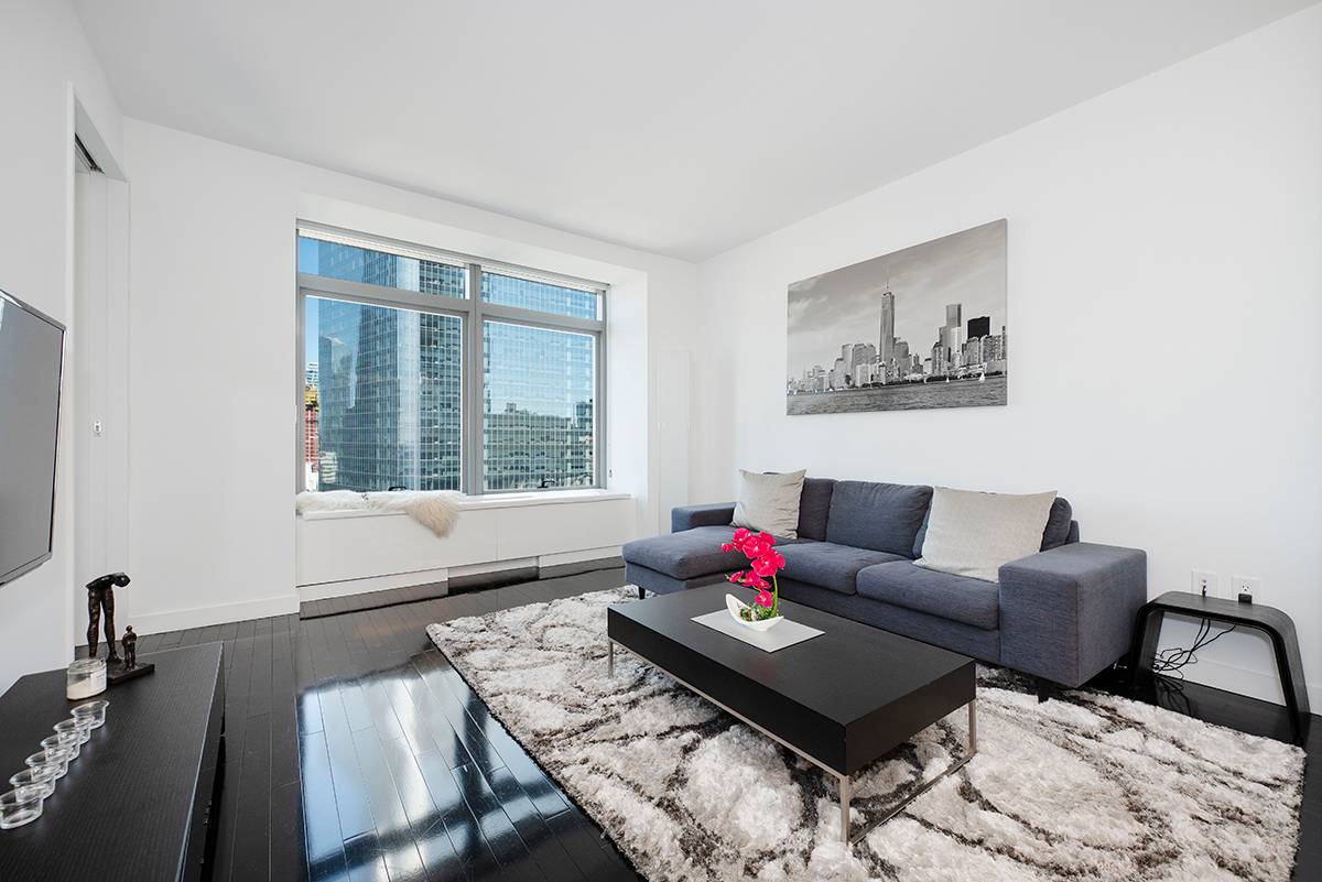 PRISTINE & LUXURIOUSLY FURNISHED ONE BED IN RENOWNED W DOWNTOWN