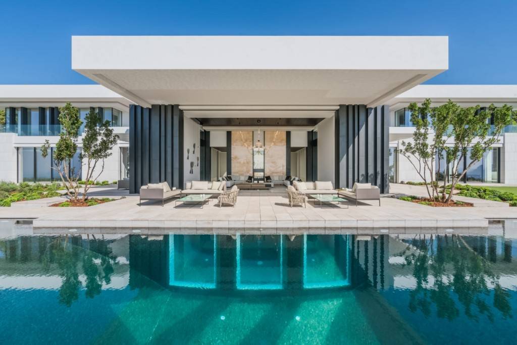 Welcome to this contemporary architectural jewel located in La Zagaleta. This is one of Europe´s finest residential and golfing estates in the hills of Marbella West.