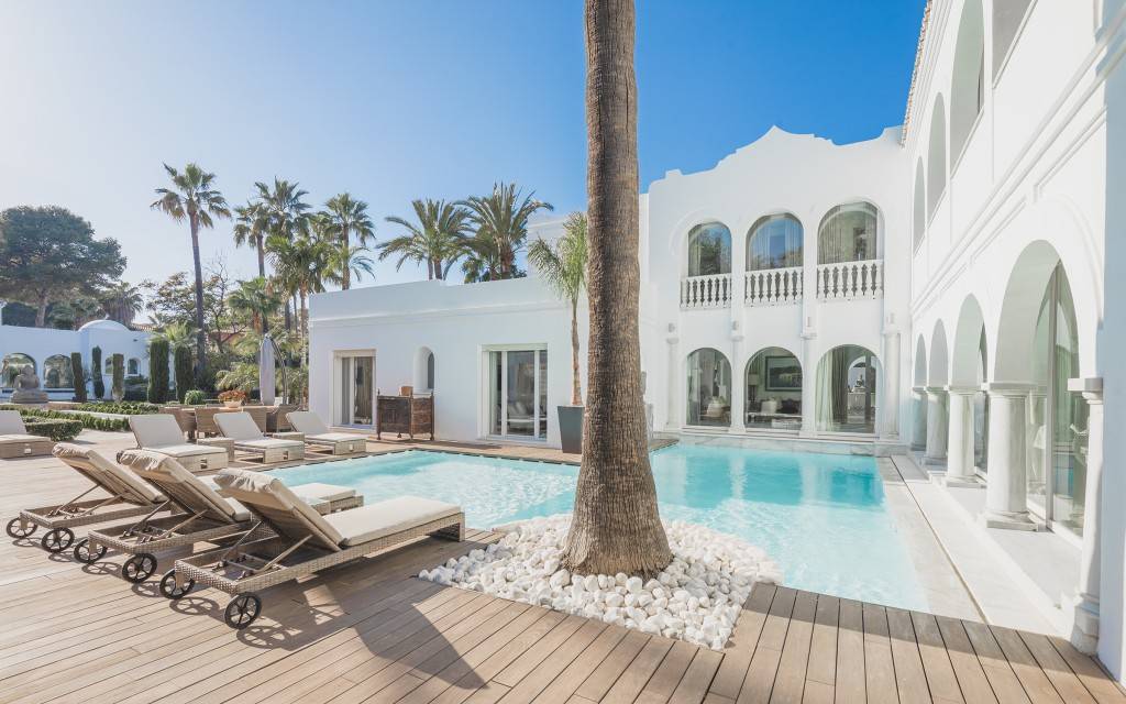 A very private villa in one of the most prestigious residential areas in Marbella, in a quiet setting close to all amenities and the beach.