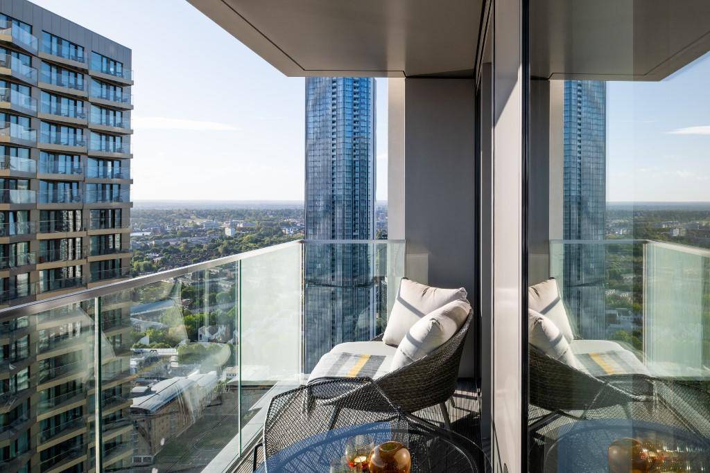 Stunning Thames River Facing Modern Two Bedroom Two Bathroom set on a wonderful waterfront location 10 Park Drive, panoramic views across Canary Wharf and the Thames beyond.