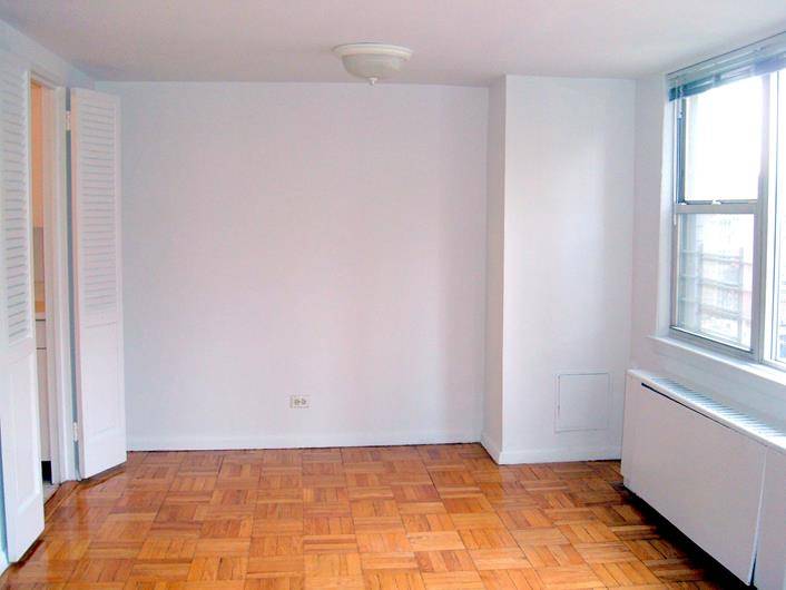 LARGE 3 BEDROOM APARTMENT... PRIME LOCATION IN Murray Hill... ROOF DECK WITH BEAUTIFUL VIEWS