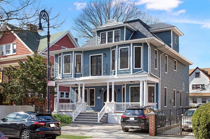 Detached Victorian With Modern Luxuries & Prime Park Location!