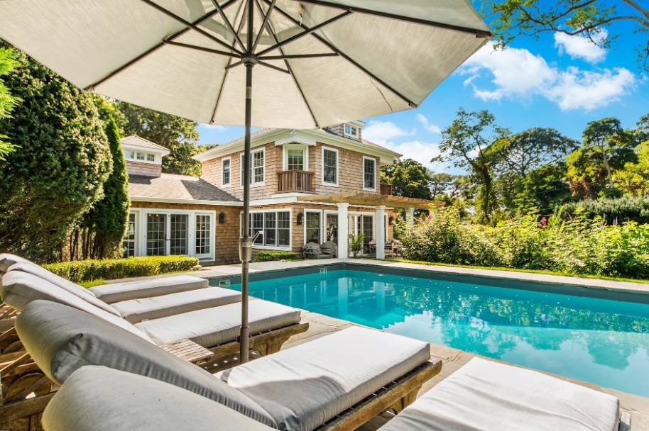 Designer Decorated Classic Hamptons Home With 4 bedrooms & Pool