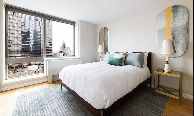 LUXURIOUS HIGH FLOOR ONE BEDROOM W/ PRIVATE BALCONY IN THE HEART OF THE FINANCIAL DISTRICT!
