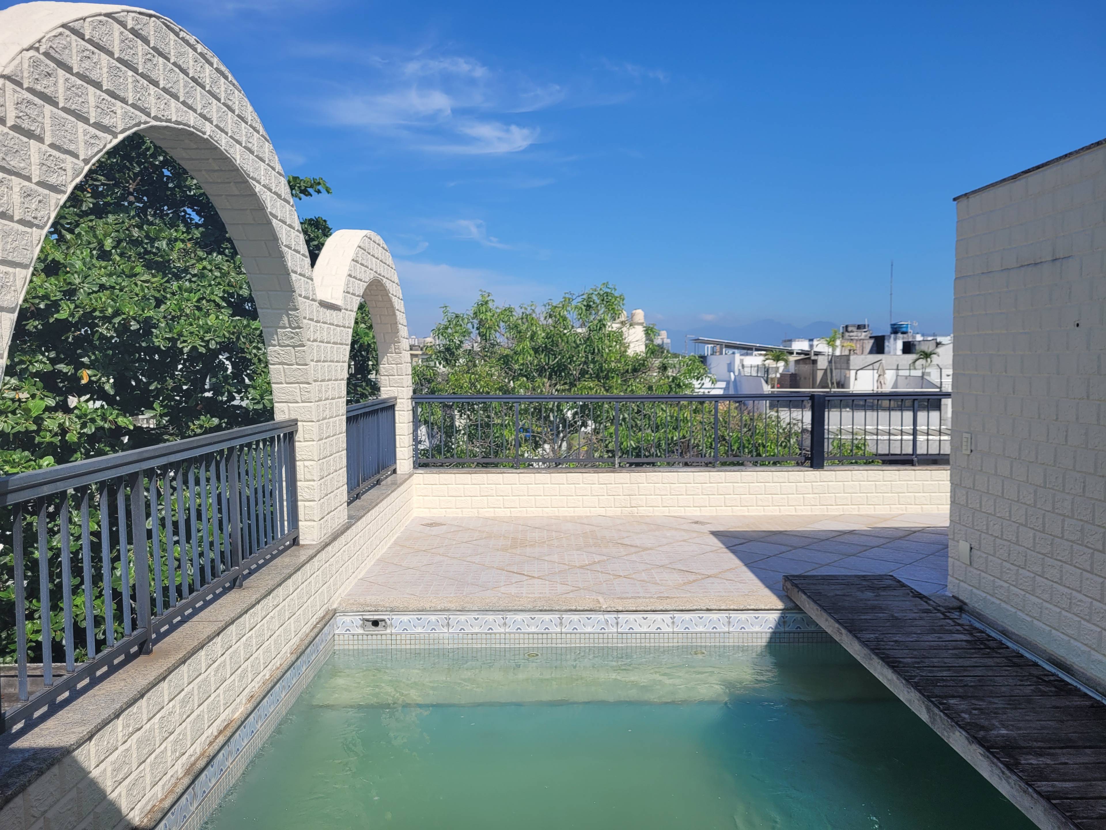 Beautiful duplex penthouse spanning over 440sqm in Jardim Oceânico, in one of the best points of Barra da Tijuca, in a quiet and residential street.