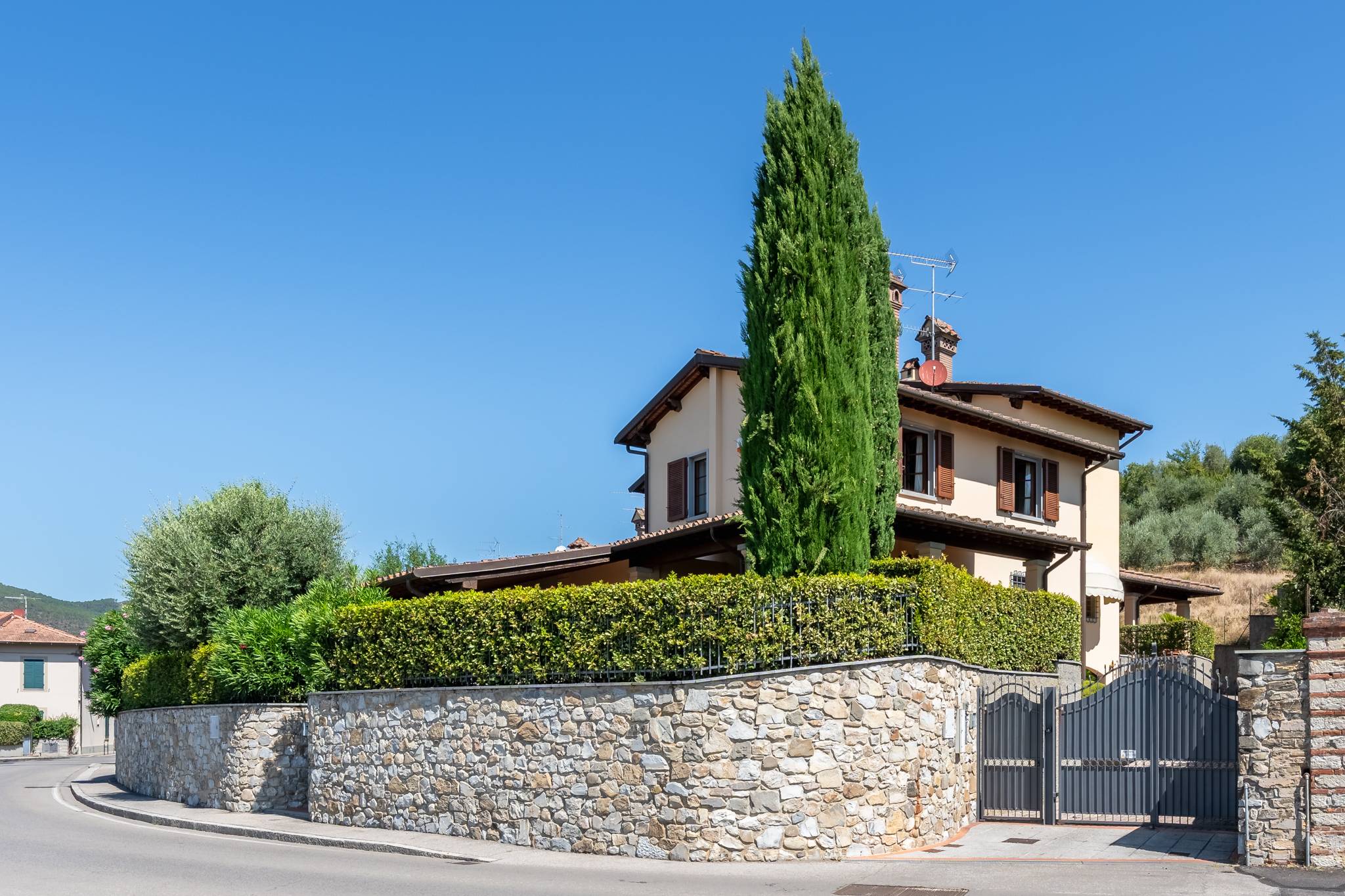 Elegant Villa with Panoramic View and Enchanting Garden in Villa Fiorita, Prato