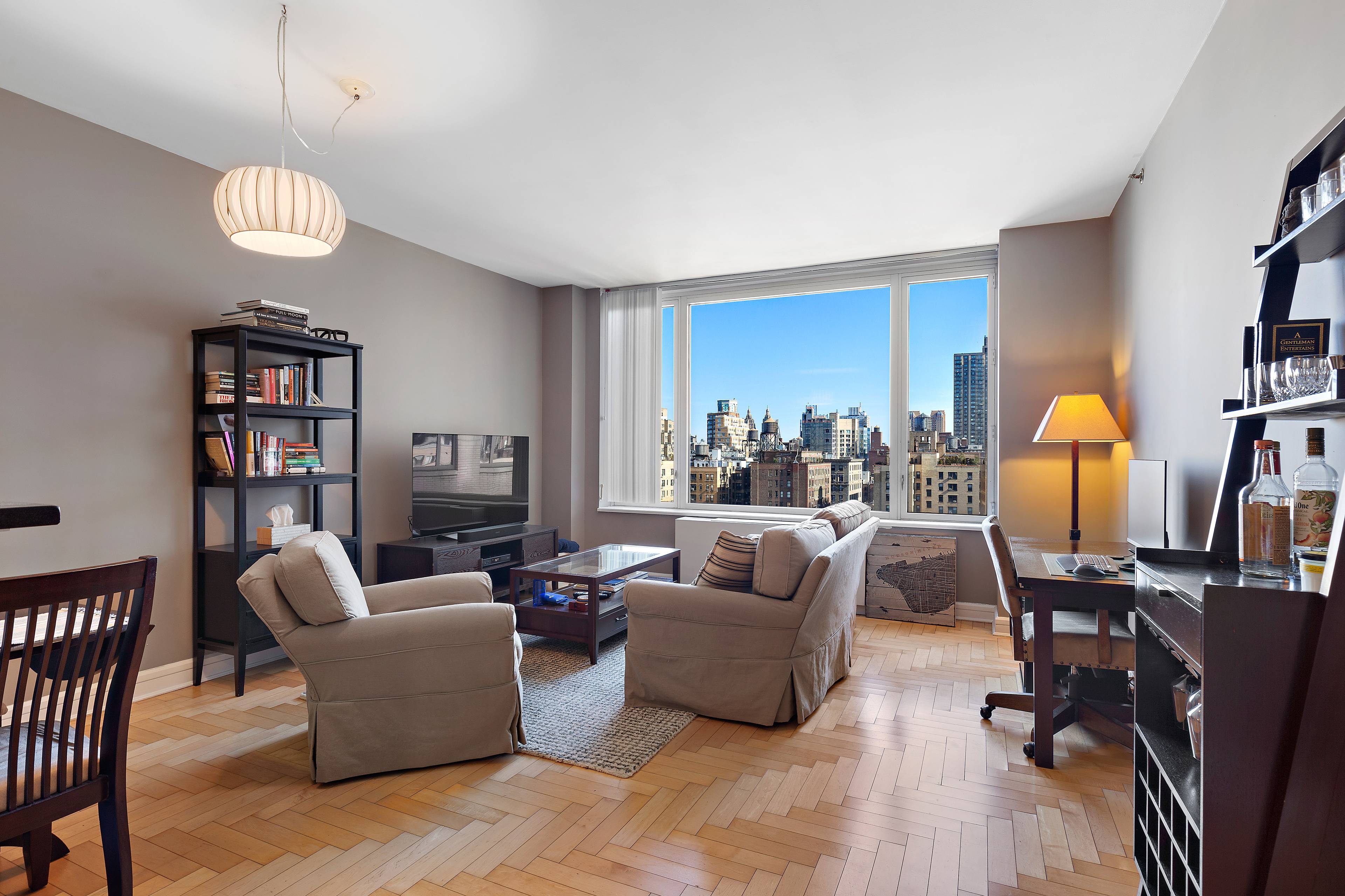 East Facing 1 Bedroom with Spectacular Open City Views & Walk In Closet!