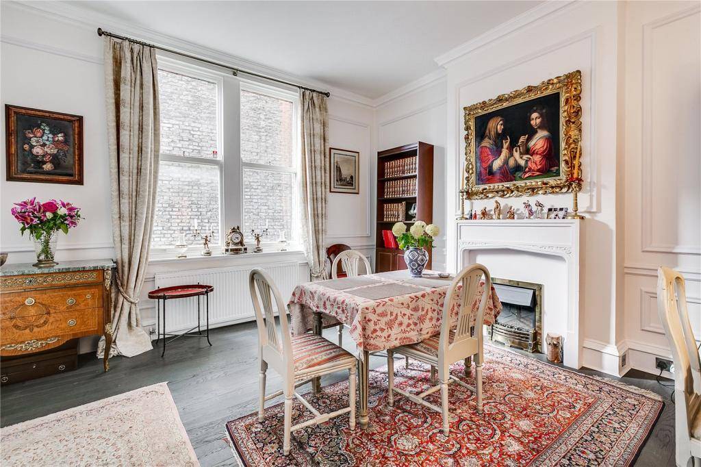 Stunning first floor 2 bedroom flat located in this Victorian building, with two fabulous reception rooms  - great for entertaining - with very high ceilings.