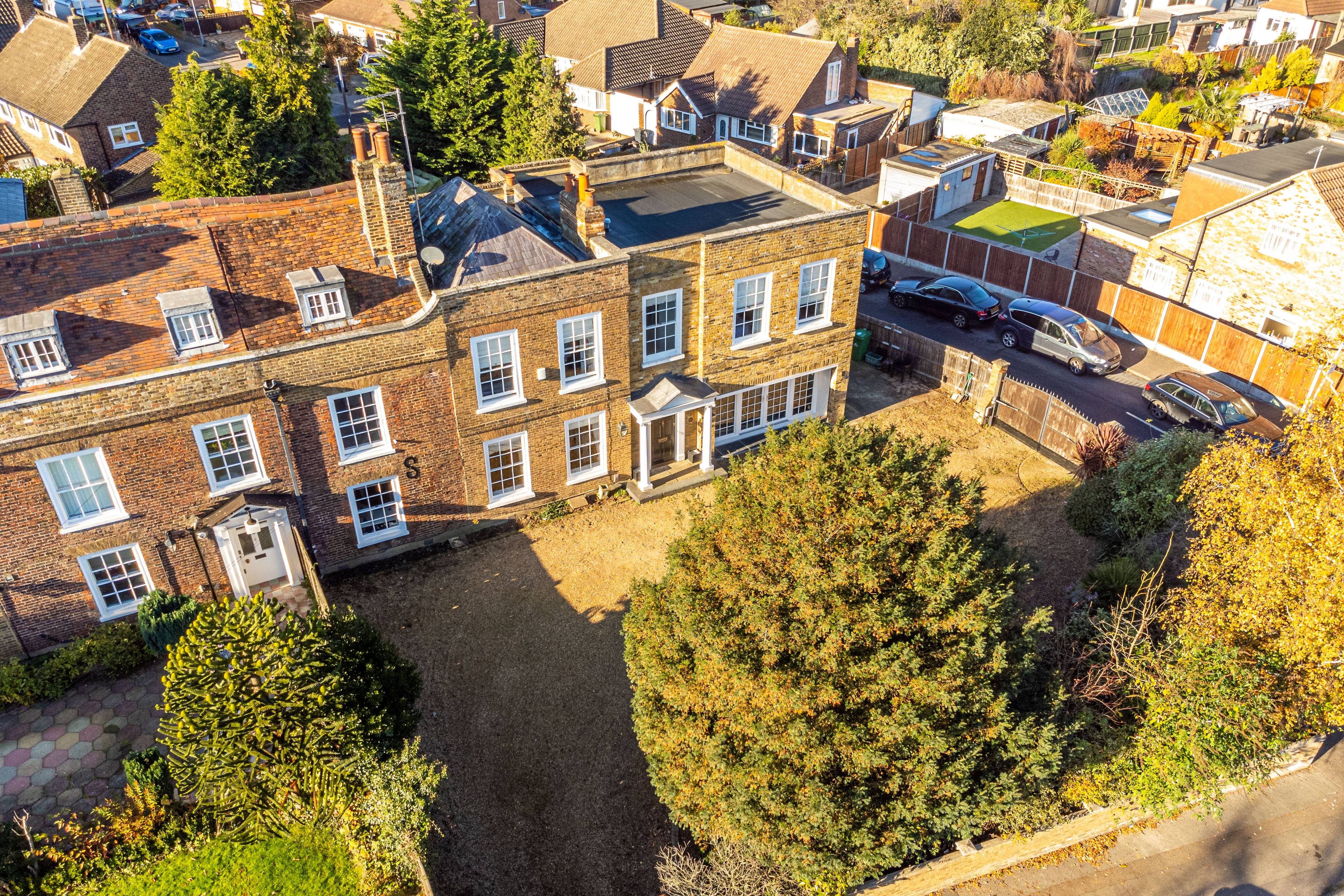 Nest Seekers International are proud to offer to the market this architecturally stunning, Grade 11 Listed Wing of a Georgian Manor House of just over 3,300sqft.