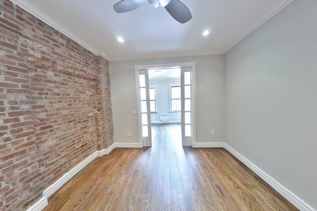 Midtown West 4 Bedrooms 2 Bathrooms, Terrace, Dining Area, washer & dryer, Renovated, No Fee