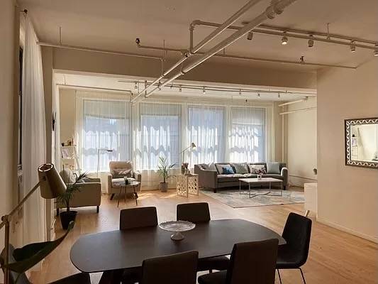 Newly renovated 6BR/2BA loft apartment located in the heart of Flatiron!