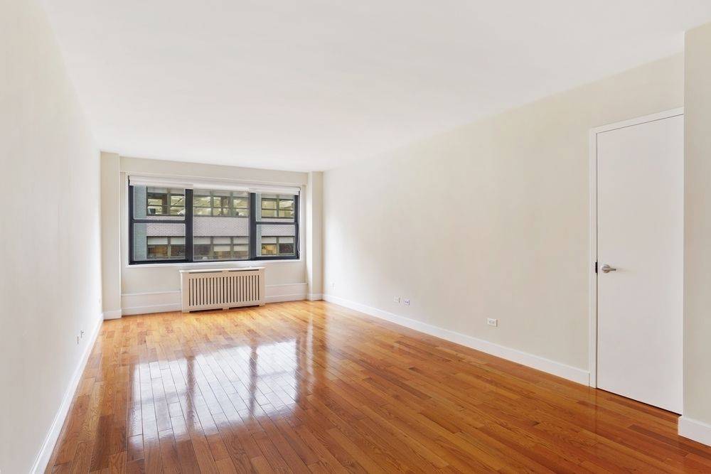 NO FEE! RENOVATED ONE BEDROOM WITH FLEXIBLE LIVING SPACE. BRIGHT, SOUTHERN EXPOSURE AND GREAT CLOSETS!