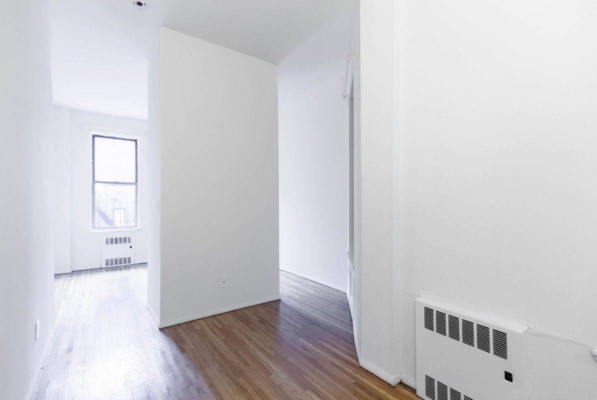 Charming Spacious Studio, Great Midtown East Location, One flight Up