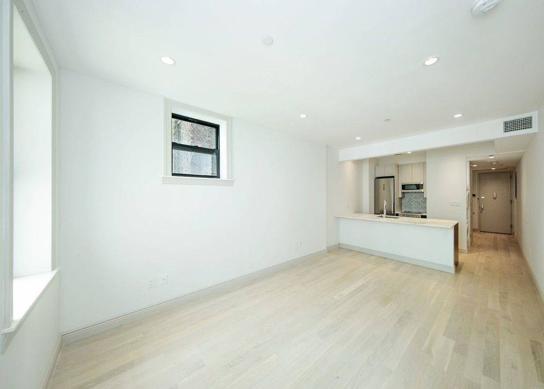 DUPLEX 4 BEDROOMS, 3 BATHROOMS, WITH PRIVATE OUTDOOR SPACE,NO FEE PLUS ONE MONTH FREE RENT,PRIME UPPER EAST SIDE