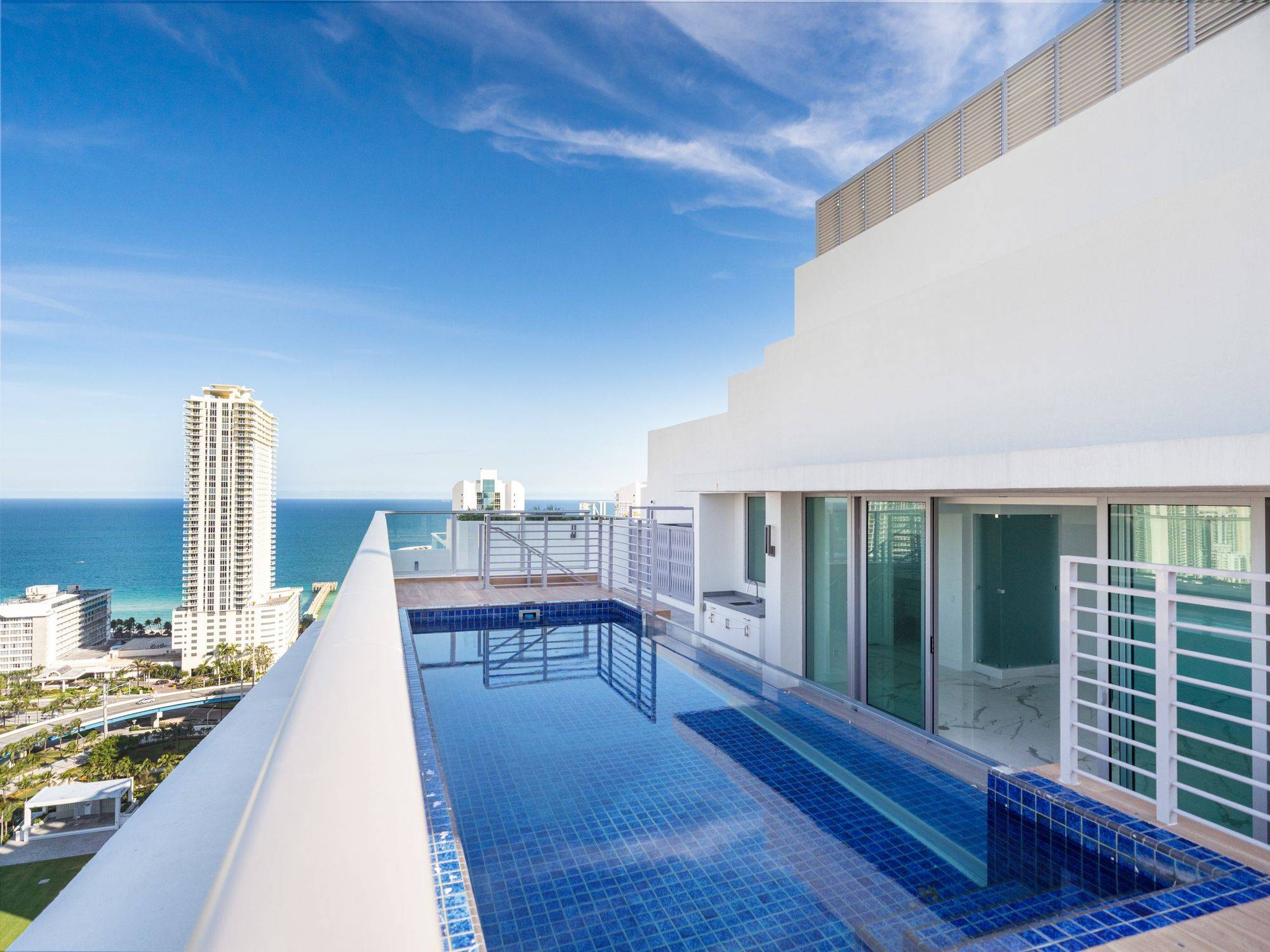 MIAMI  WATERFRONT LUXURY ROOFTOP DUPLEX WITH PRIVATE POOL AND OCEAN VIEW