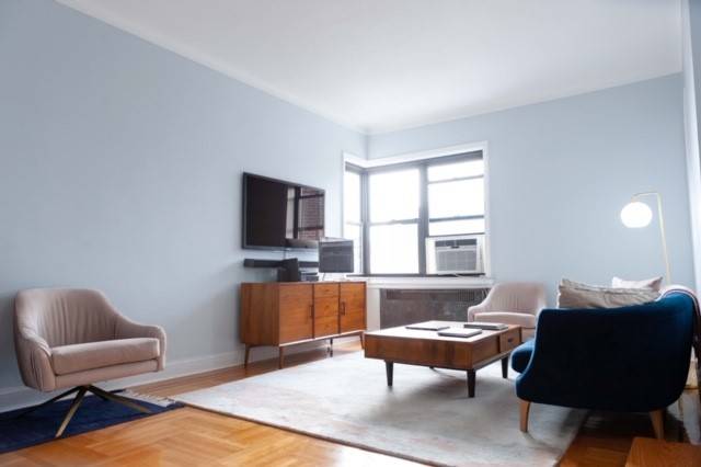 LOVELY 2 BEDROOM 1 BATH IN THE HEART OF JACKSON HEIGHTS!