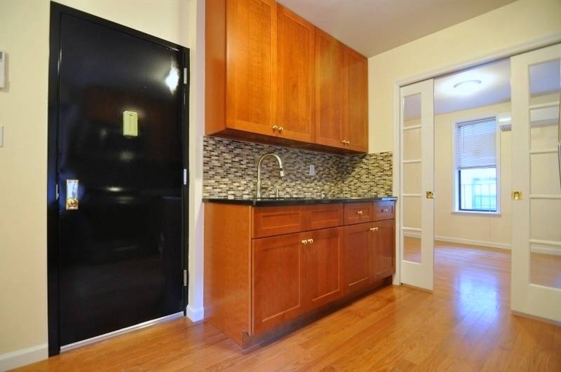 NO FEE! Gut Renovated 1 BD apartment in the heart of Upper East Side!