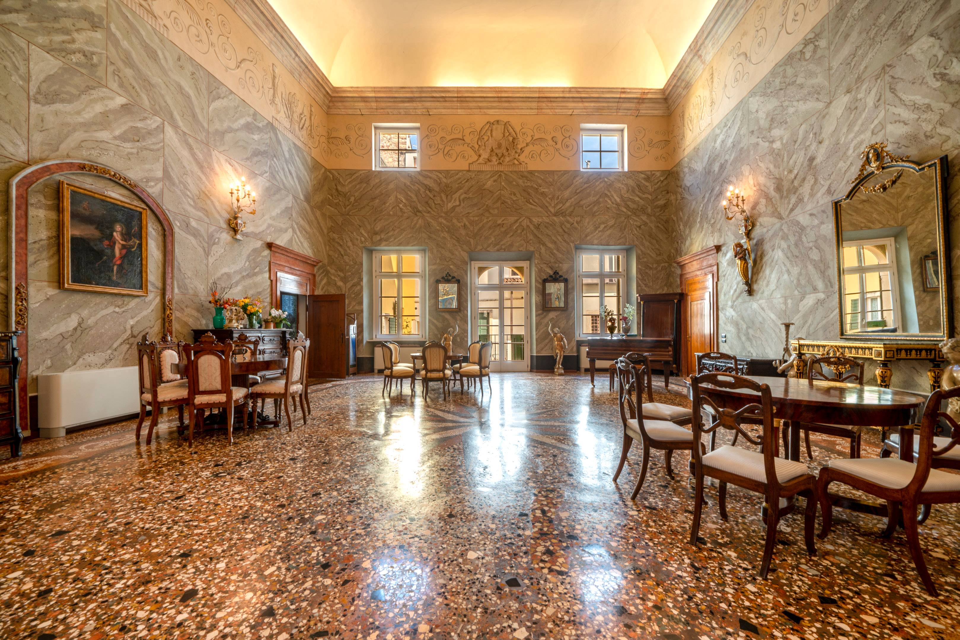 Gorgeous historic property with frescoes in Verona