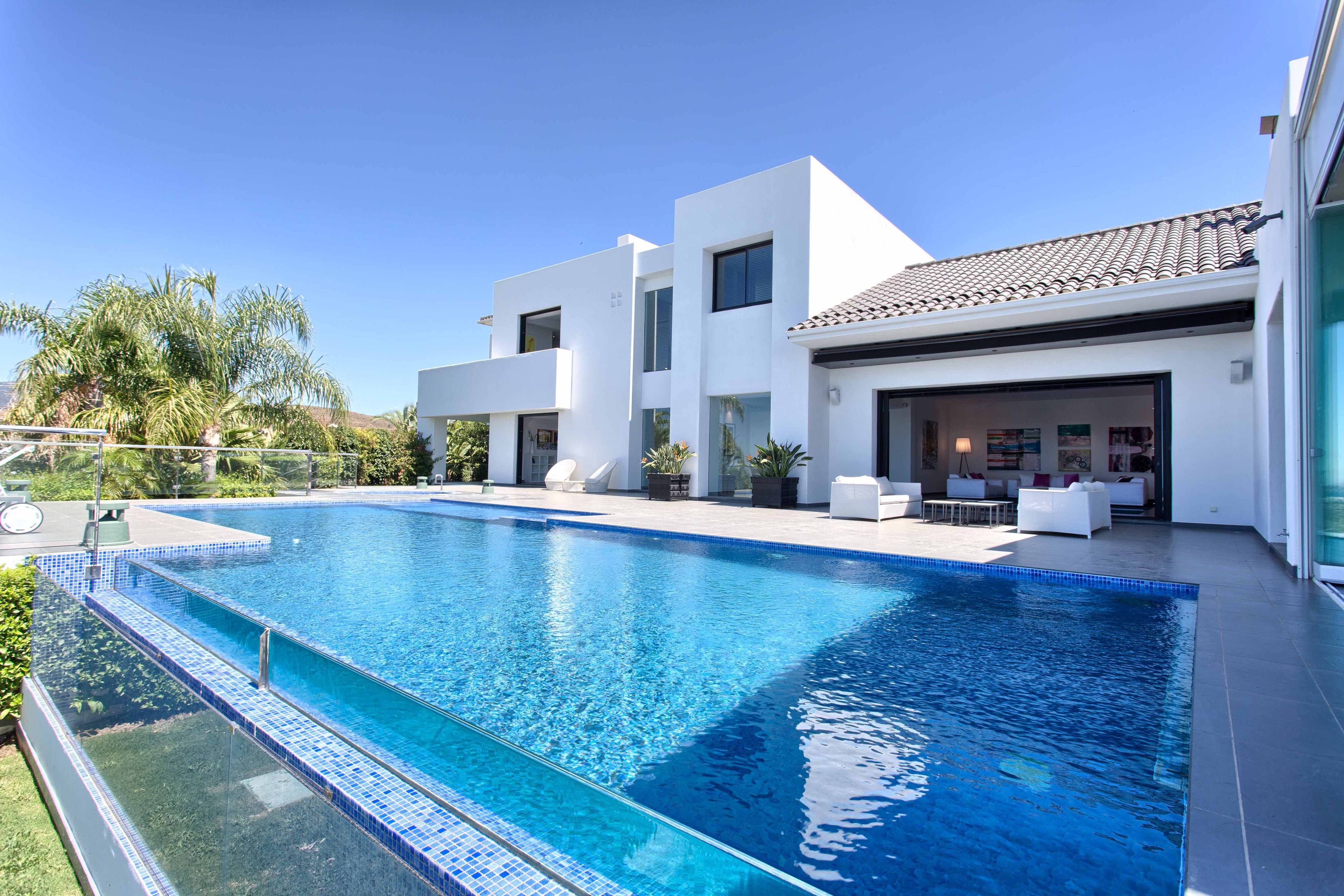 Spectacular top quality contemporary villa with panoramic sea views