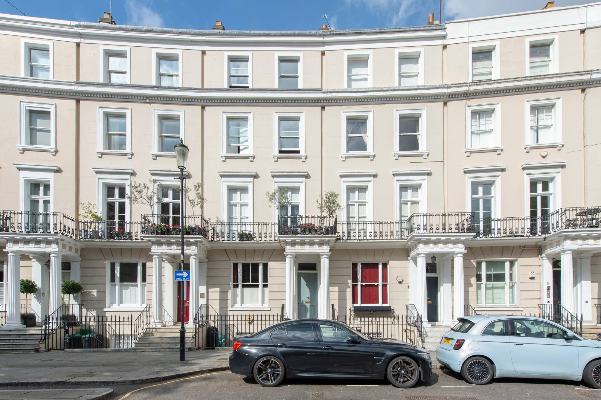 Traditional Stucco Fronted 3 Bed Duplex Apartment in Prestigious Holland Park