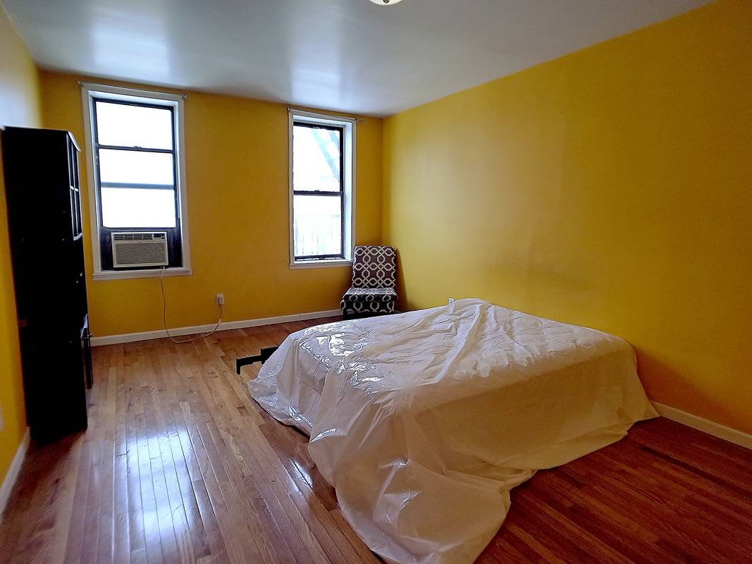 Massive 2BR in Well-Kept Inwood Building, with Laundry in basement!