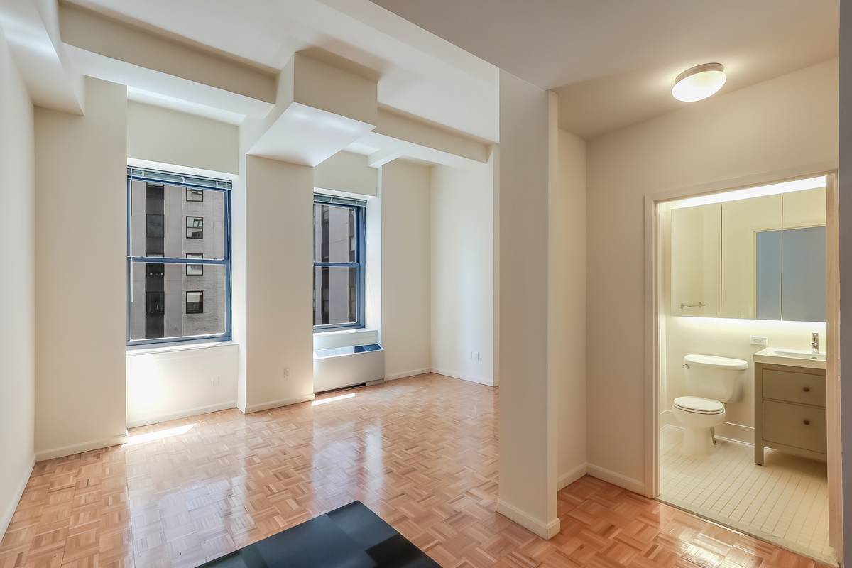 Newly listed No fee , 1 bed/1 bath in the Financial district steps away from seaport