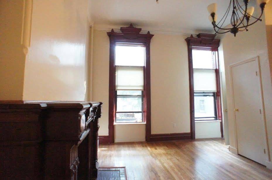 Charming studio newly renovated apartment with many original details