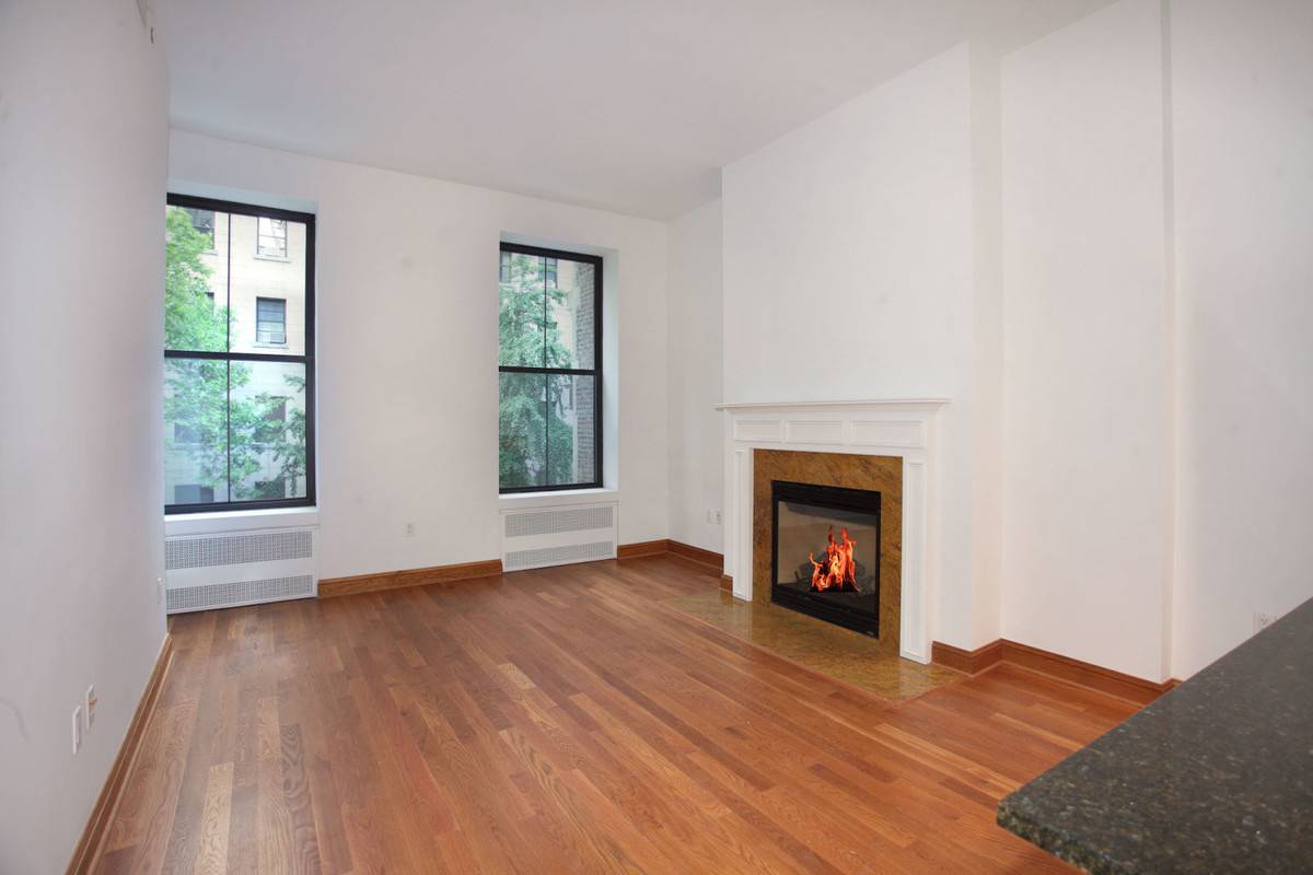 Spacious and bright 1 bedroom in Flatiron/ Gas Fireplace/ Breakfast Bar/Washer-Dryer
