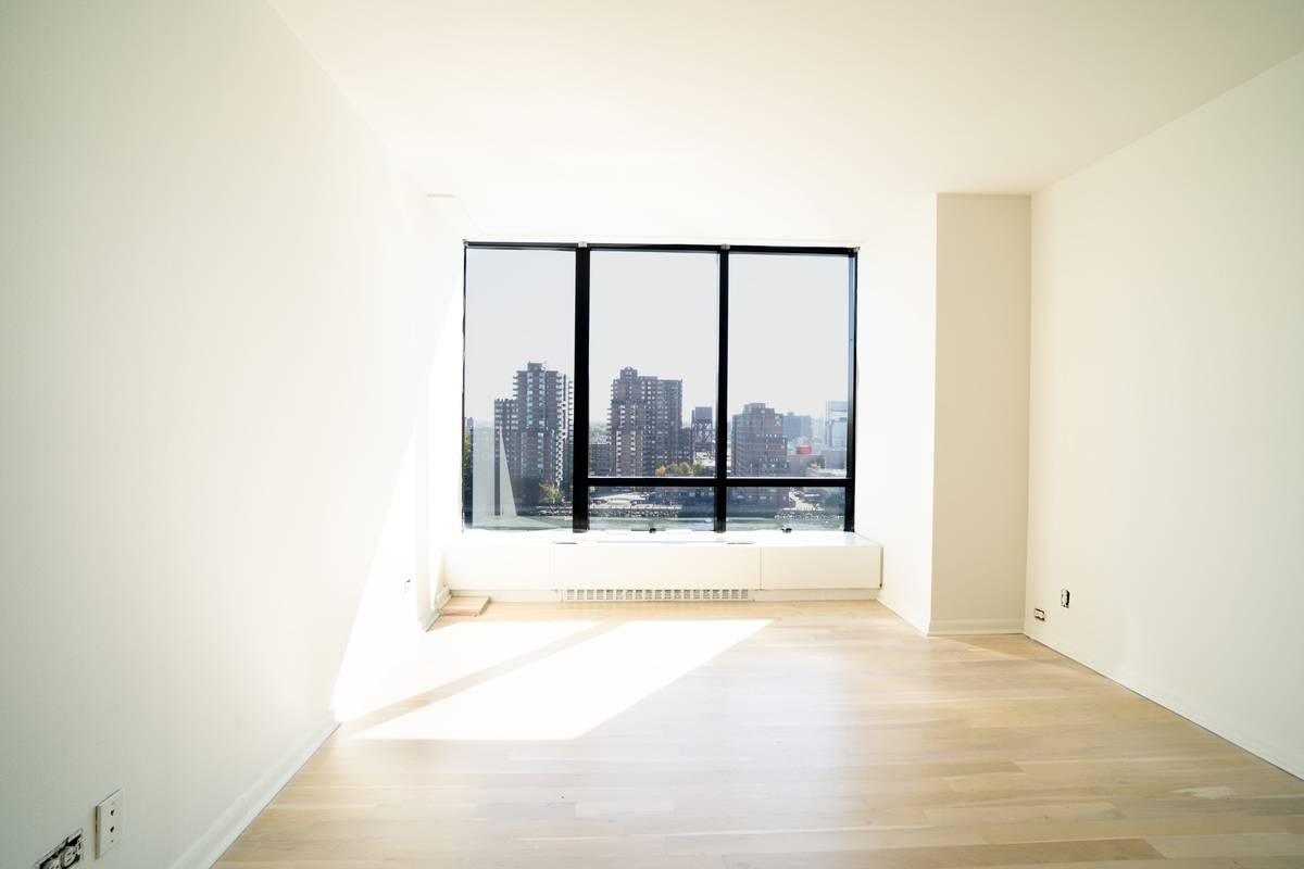Bright Glass Window Wall in 2bed/2 bath, Luxury Apartment in the Upper East Side on the Water