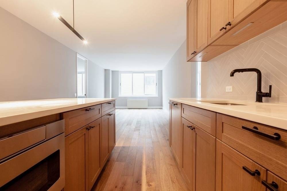 SPACIOUS and RENOVATED, No Fee, 3 bed/ 2 bath Luxury Midtown West Apartment W/ Walk in Closet